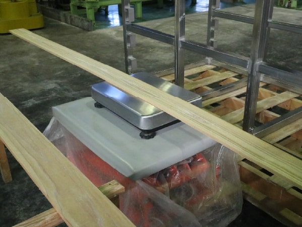 木材を1本ずつ重量を測る様子