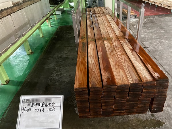 洗浄された木材を検品する様子