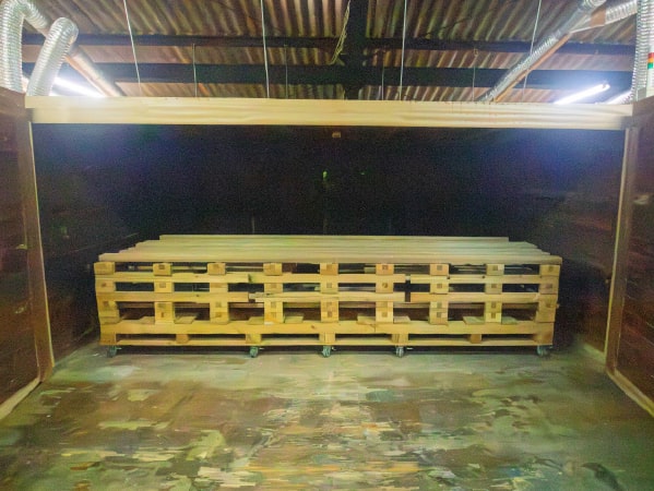 浅積みされた木材