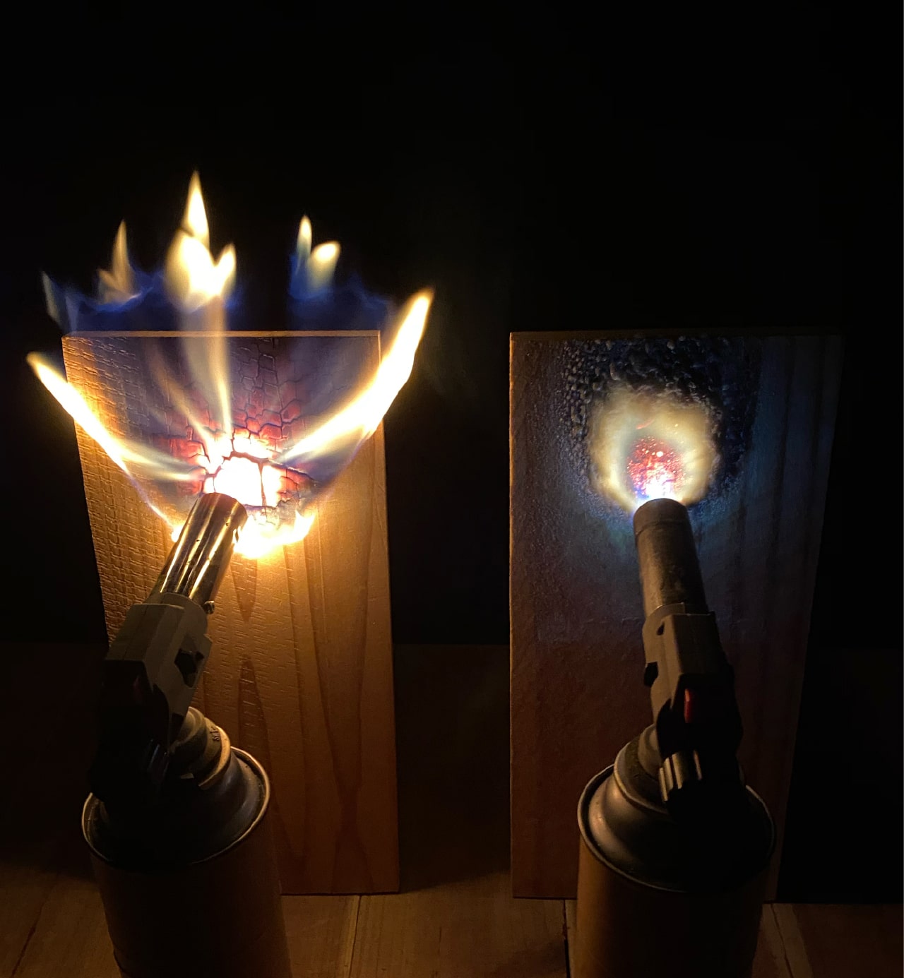 通常の木材と不燃木材の燃焼比較 通常の木材は燃えているが不燃木材は燃えていない